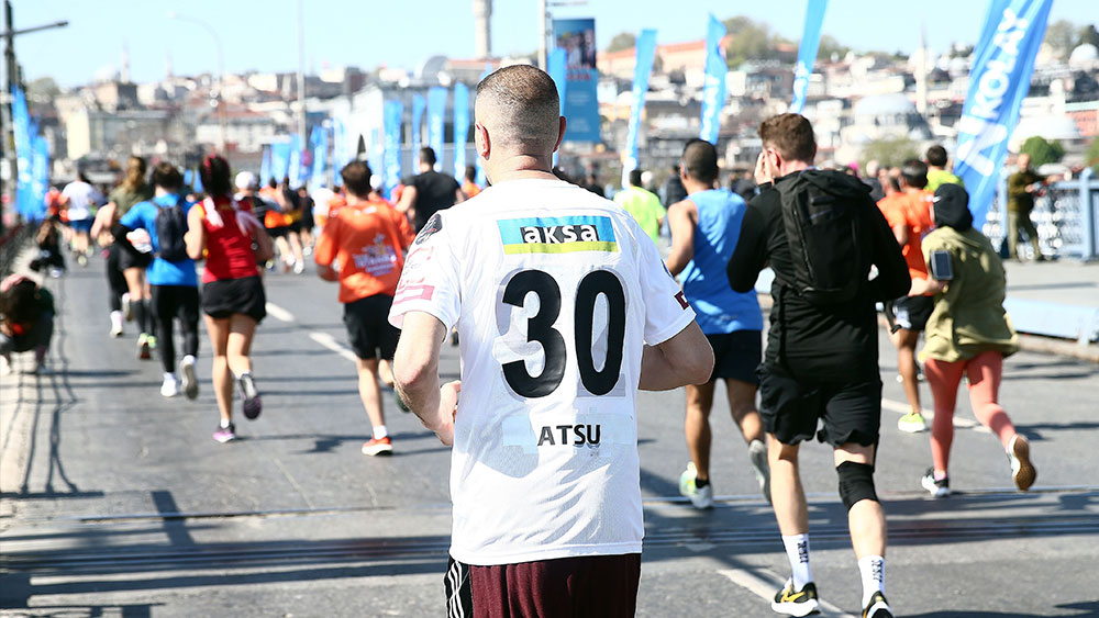 Maratonda Christian Atsu'nun formasıyla koştu