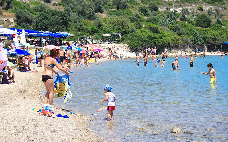 İzmir'de sıcak havayı fırsat bilenler denize girdi