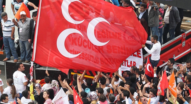 Mersin'de MHP afişlerine saldırı