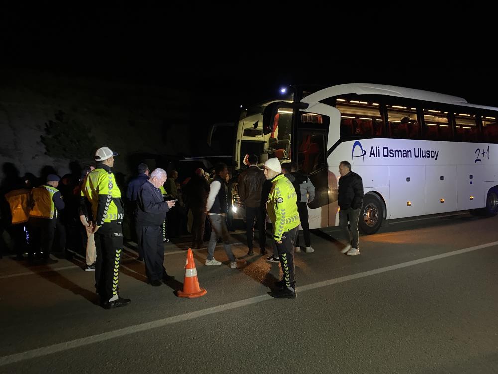 Sinop'ta yolcu otobüsü devrildi: Çok sayıda yaralı var
