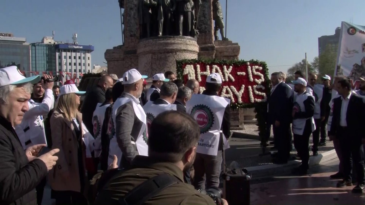 HAK-İŞ üyeleri Taksim'e çelenk bıraktı