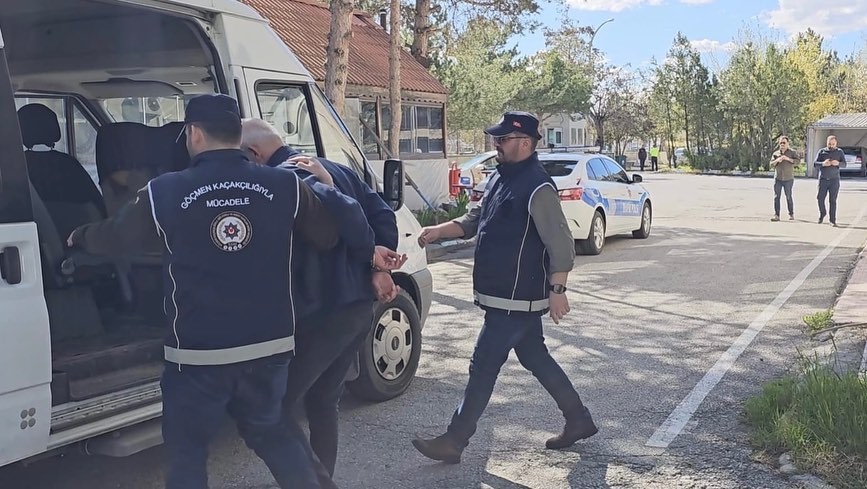 Erzincan’da araç içerisinde 8 kaçak göçmen yakalandı