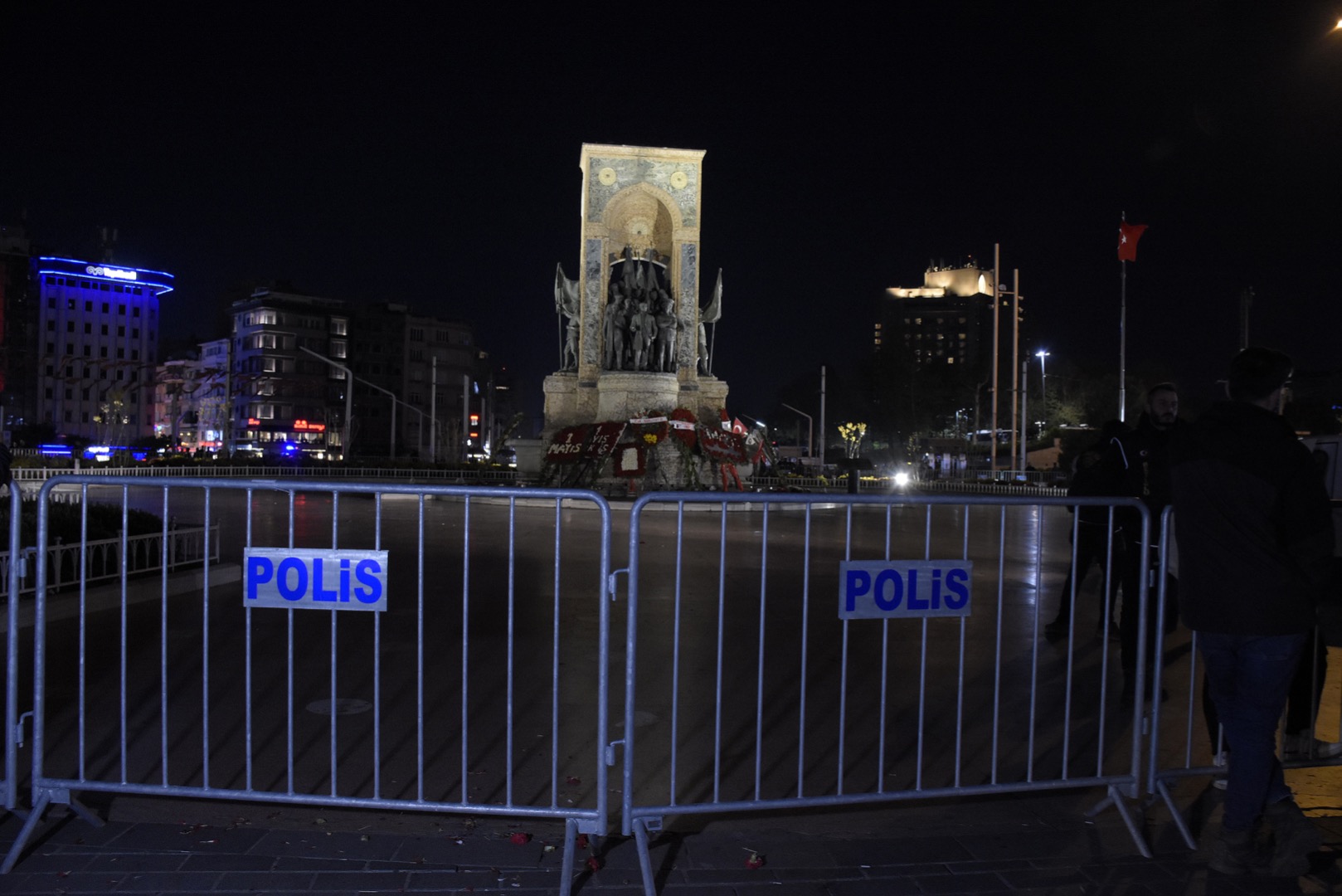 1 Mayıs nedeniyle kapanan Taksim Meydanı yaya ve araç trafiğine açıldı