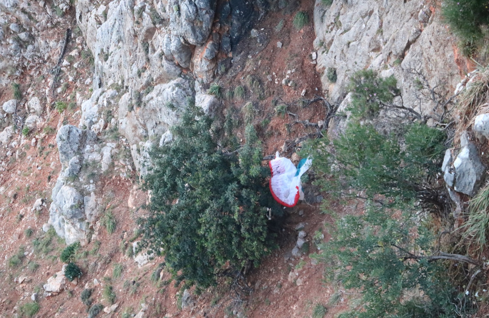 Yamaç paraşütü yapan Rus turist kayalıklara çakıldı
