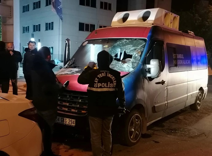 CHP'nin aracına saldırı mı yapıldı! Seçim minibüsü dakikalar alev aldı