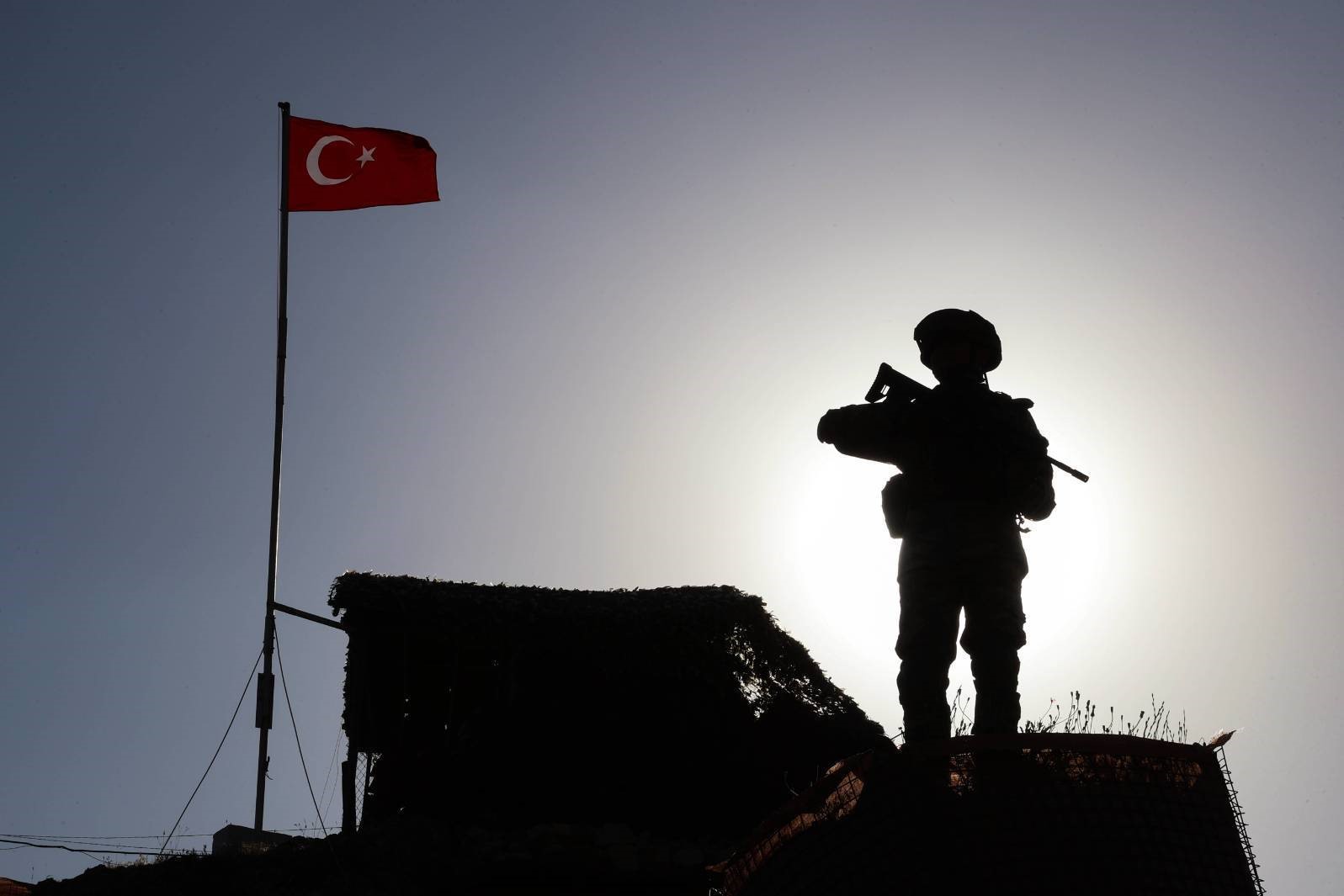 Suriye’den Türkiye’ye geçmeye çalışan 12 kişi yakalandı