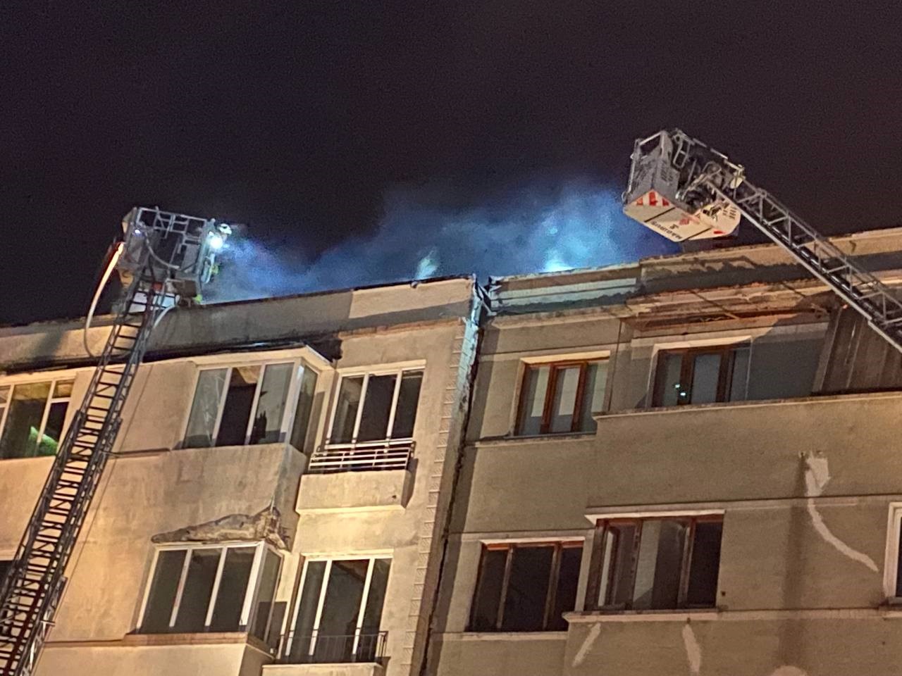 Beyoğlu'nda 5 katlı metruk binanın çatısı alev alev yandı 