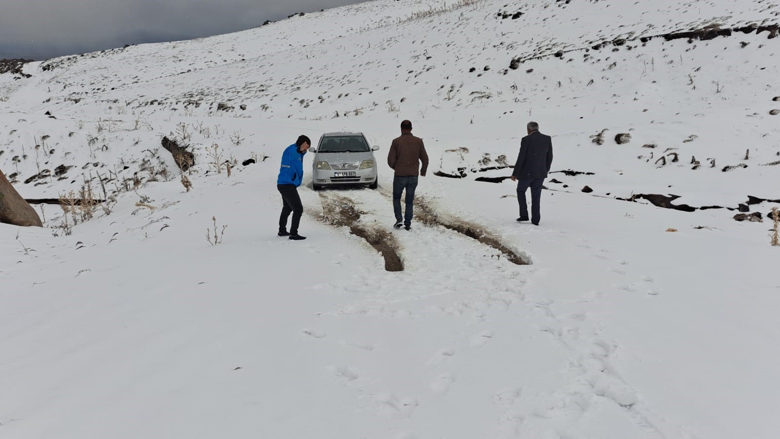 Bitlis’te mayıs ayında kar yolları kapattı