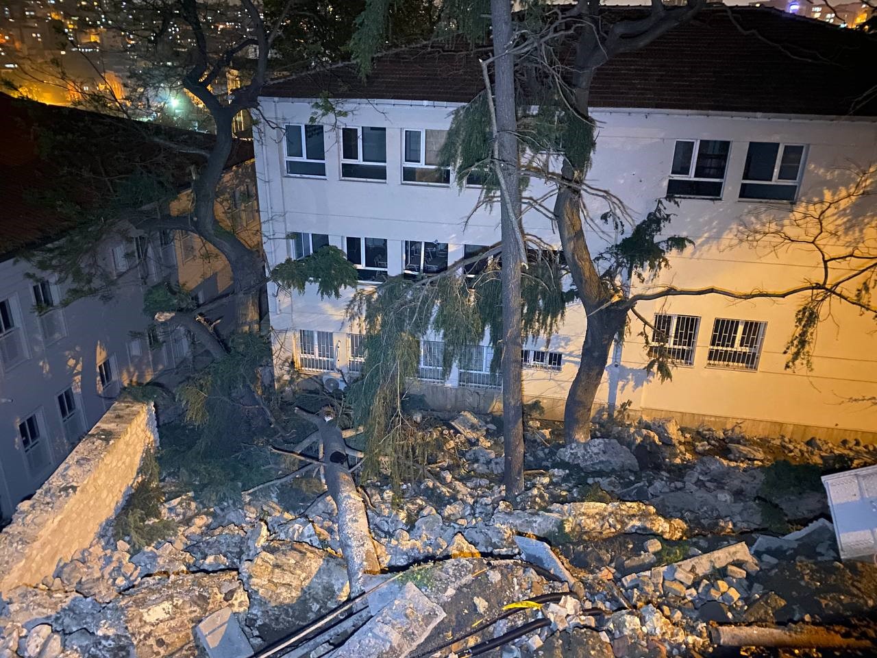 Beyoğlu'nda okul bahçesine istinat duvarının çökmesiyle 3 bina boşaltıldı!