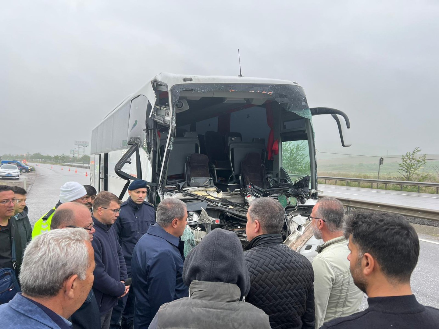 Balıkesir'de öğrenci otobüsü tıra çarptı: Çok sayıda yaralı var!