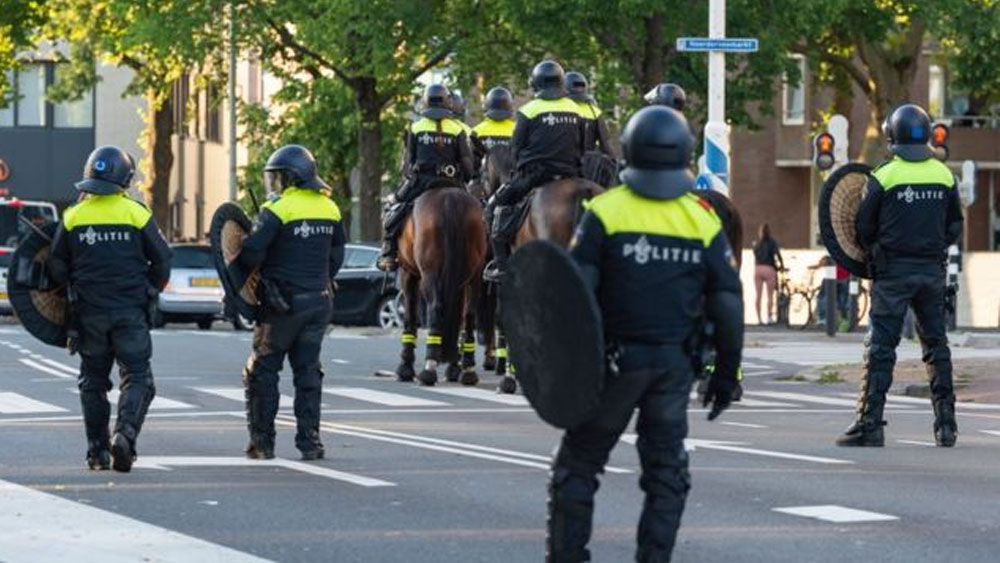 Hollanda polisinden 154 taraftara ırkçılık gözaltısı