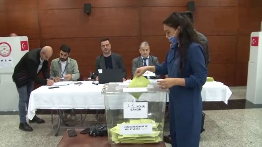 Azerbaycan’daki Türk vatandaşları için oy verme işlemi sürüyor