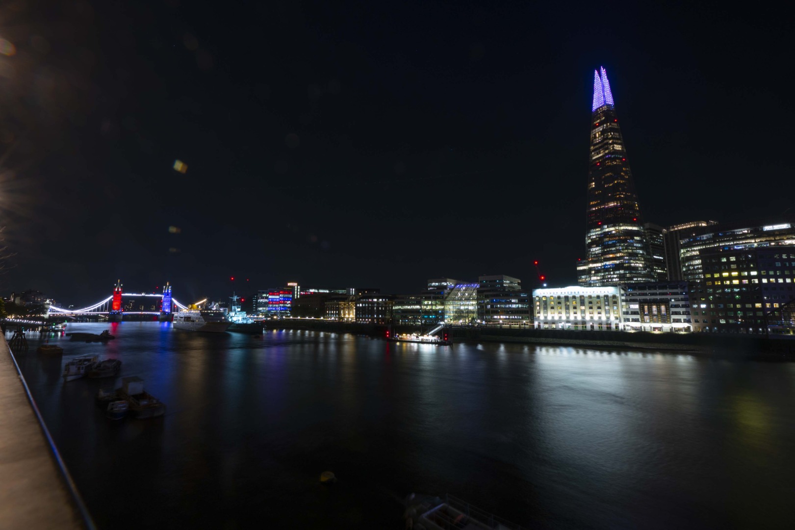 Londra'da taç giyme töreninde sembolik yapılar ışıklandırıldı