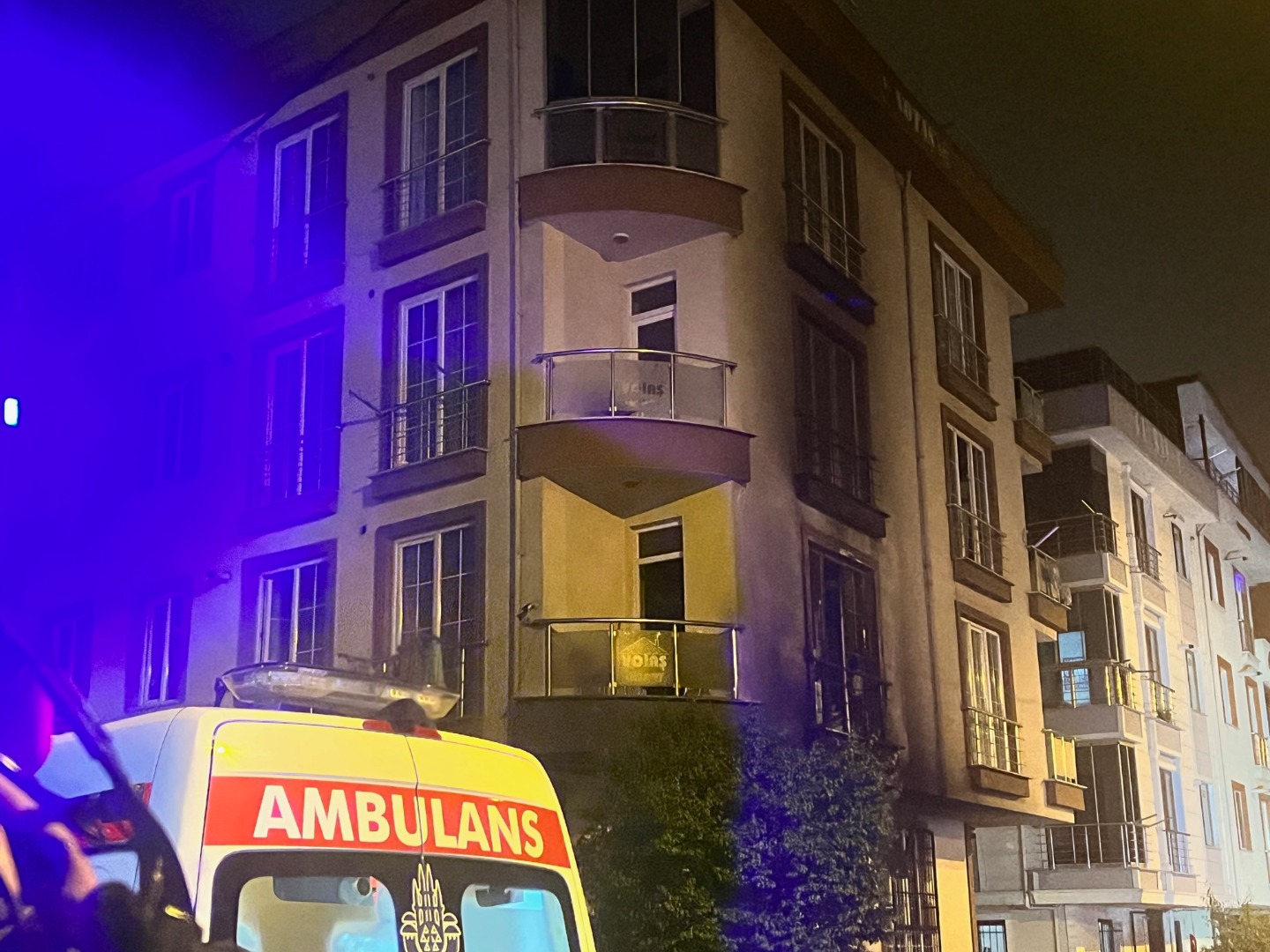 Sancaktepe'de 4 katlı binanın giriş katı alev alev yandı