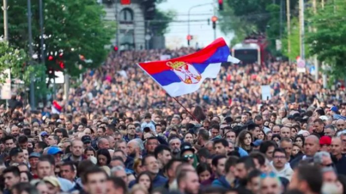 Sırbistan'da iki toplu katliamın ardından onbinlerce kişi ayaklandı