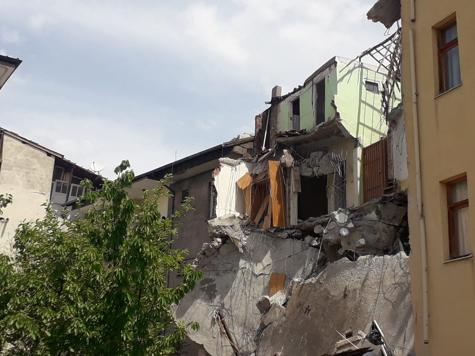Malatya'da ağır hasarlı bina yerle bir oldu!