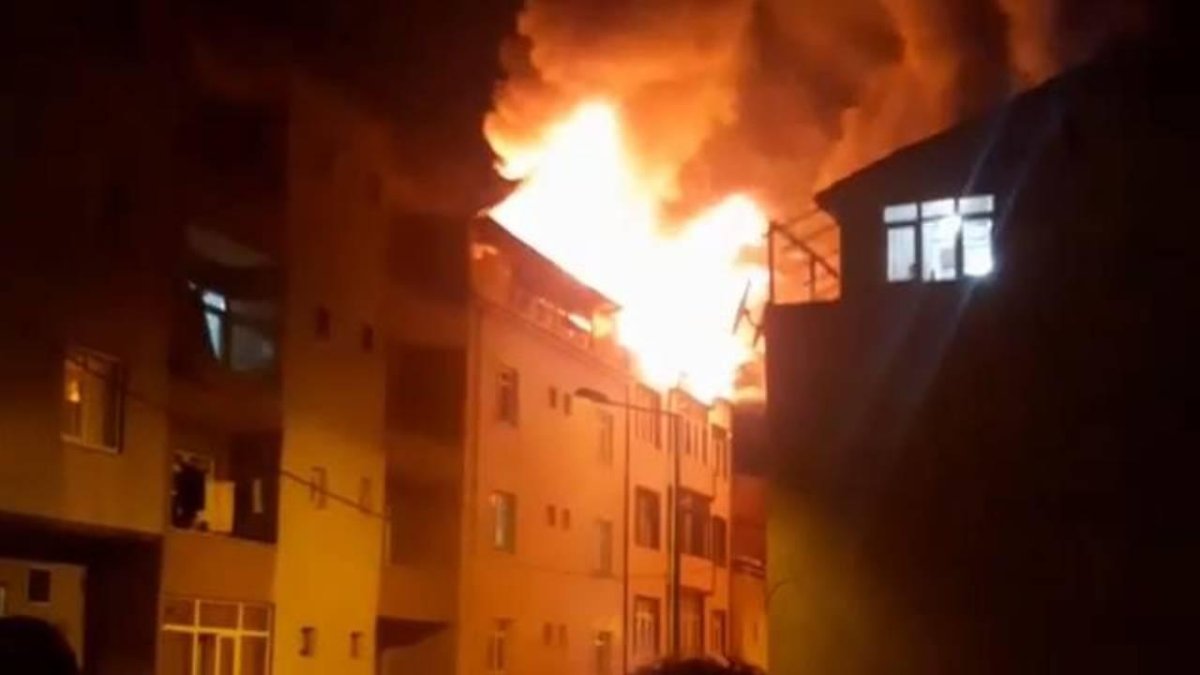 Bağcılar'da 4 katlı binanın çatısında çıkan yangın söndürüldü