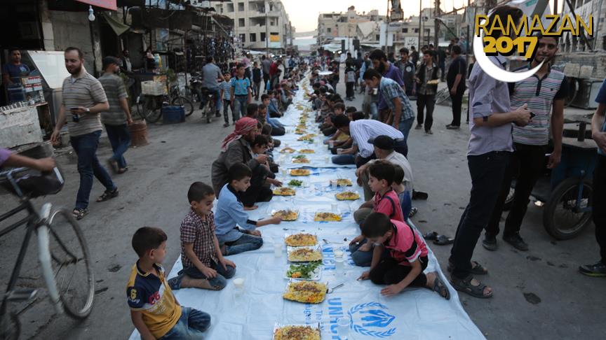 Suriye'de 1 km'lik iftar sofrası