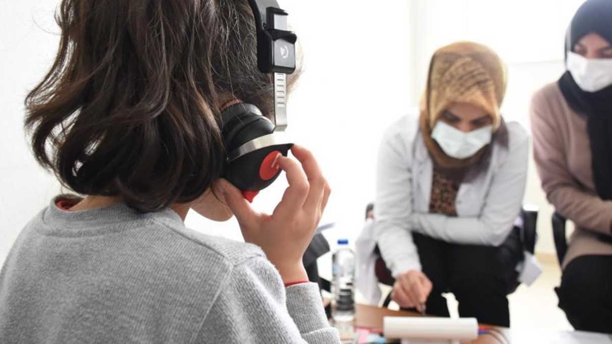 Erzincan’da ilkokul öğrencilerine işitme tarama testi yapılıyor