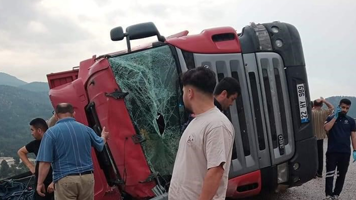 Muğla'da kamyon devrildi: Sürücü can verdi