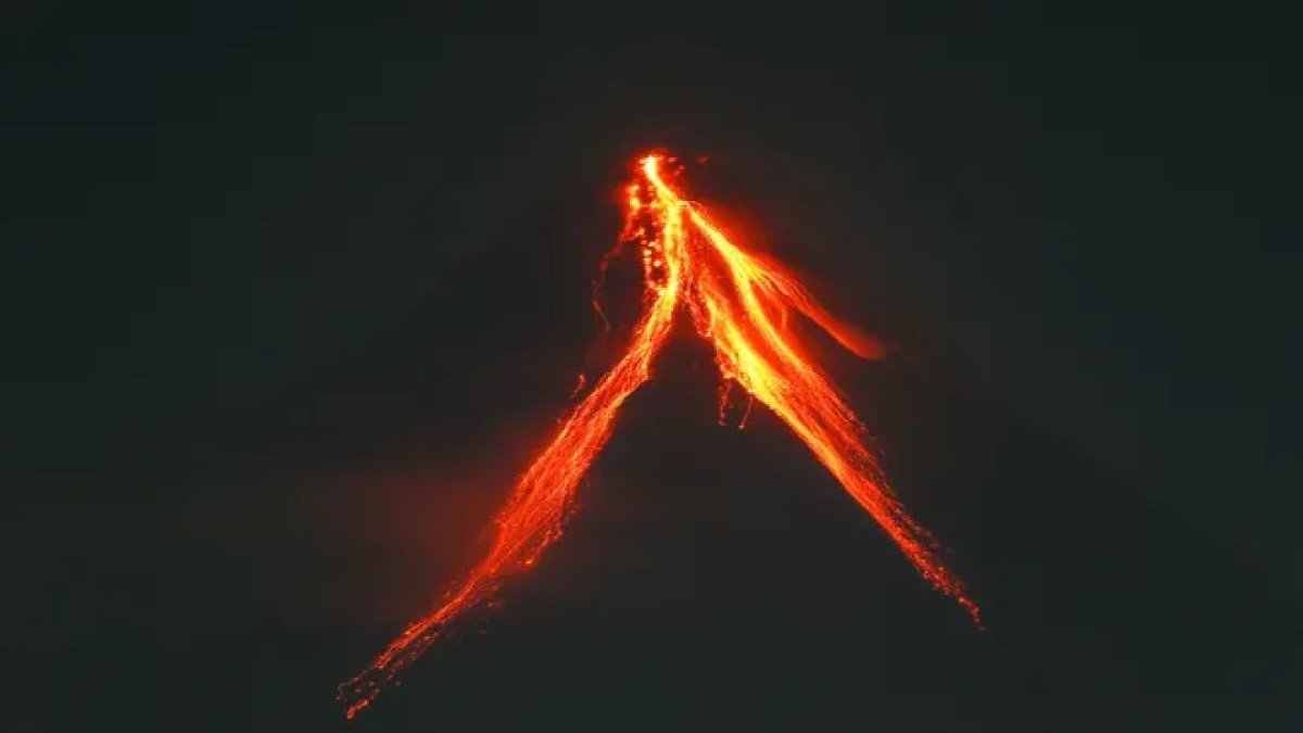Filipinler'deki Mayon Yanardağı lav püskürtmeye devam ediyor