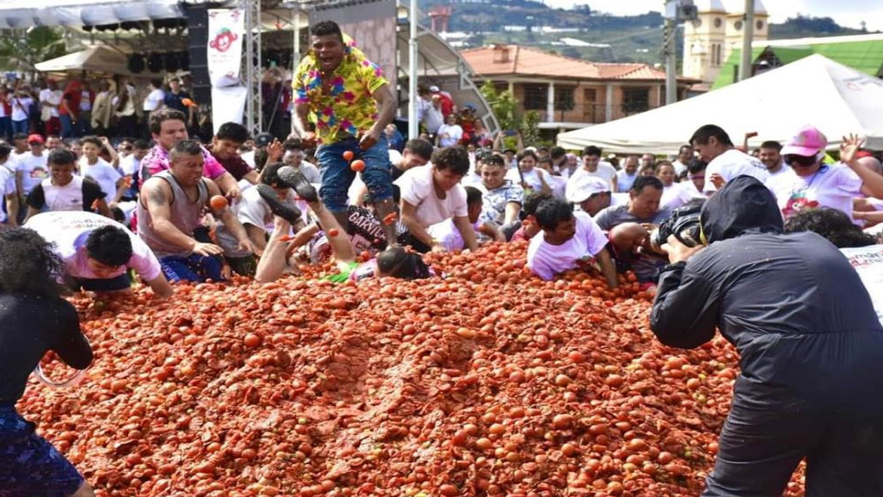 Kolombiya'daki domates festivali La Tomatina’da 40 ton domates kullanıldı