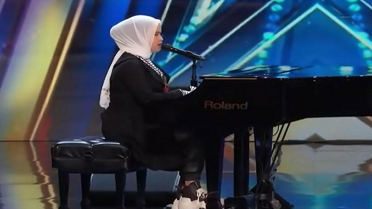Piyano resitali sunan görme engelli Müslüman kız hayran bıraktı