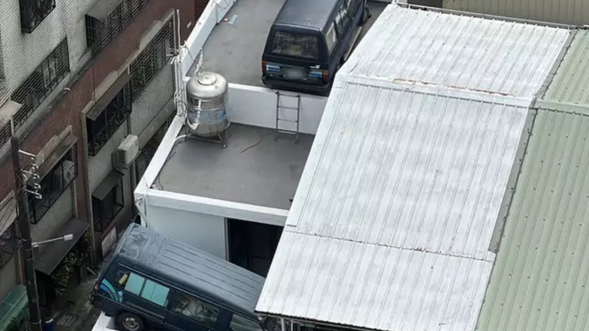 Hatalı park cezalarından bıktı! Minibüslerini çatıya park etti!