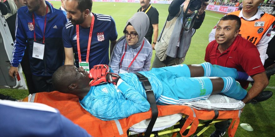 Sivasspor Beşiktaş maçında kaleci hastaneye kaldırıldı!