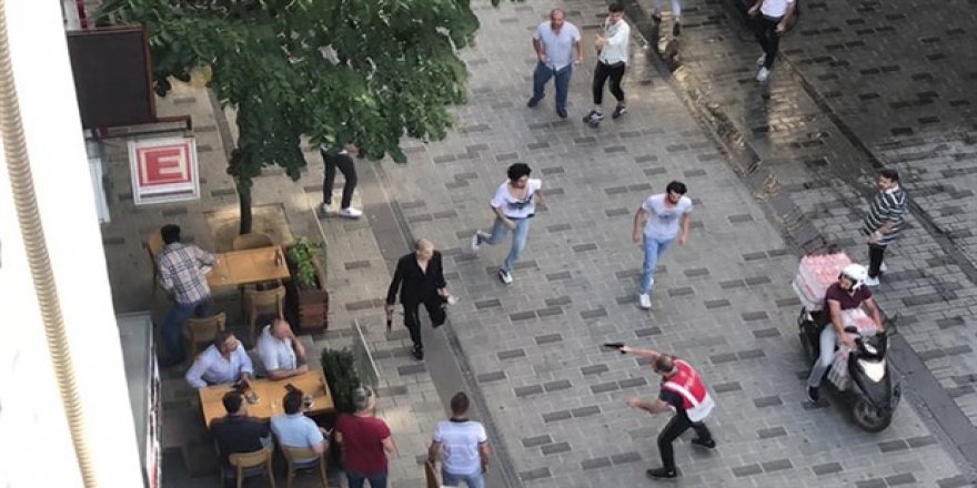 Taksim'de 2 grup arasında makaslı, bıçaklı kavga