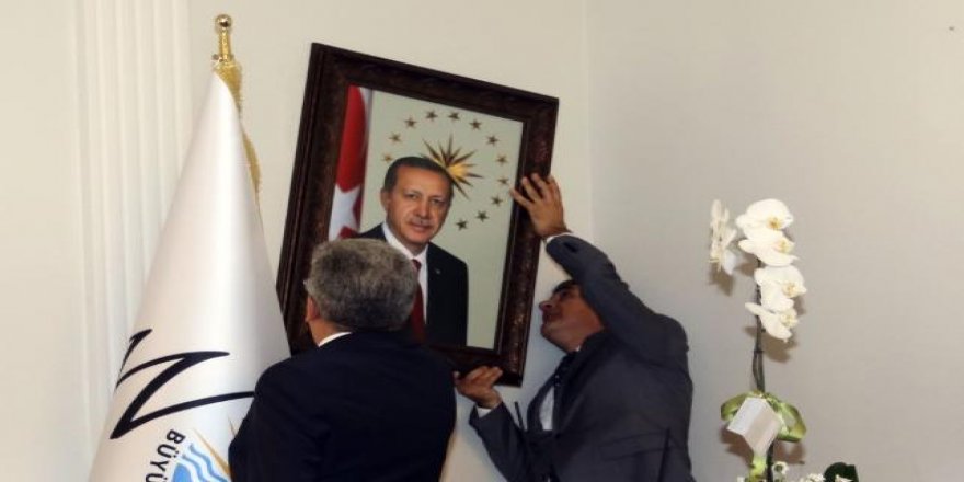 Kayyımın ilk işi Erdoğan'ın fotoğrafını asmak oldu