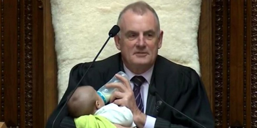 Meclis başkanı kürsüde bebeğe biberonla süt verdi!