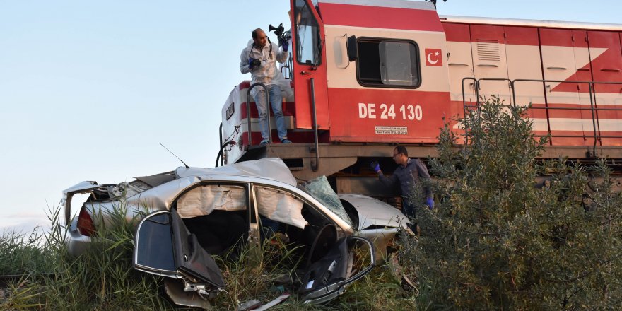 Sivas'ta lokomotif otomoble çarptı: 1 ölü