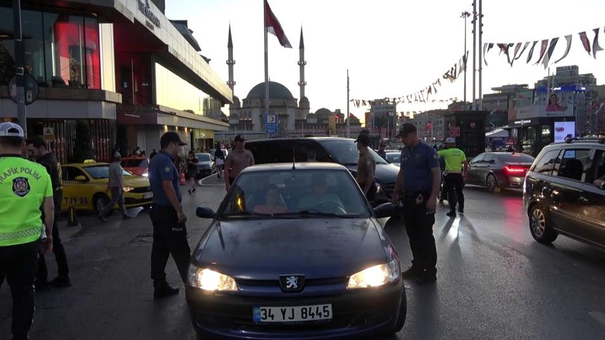 Gözleri Kapalı Karısına Süpriz Kulotlu