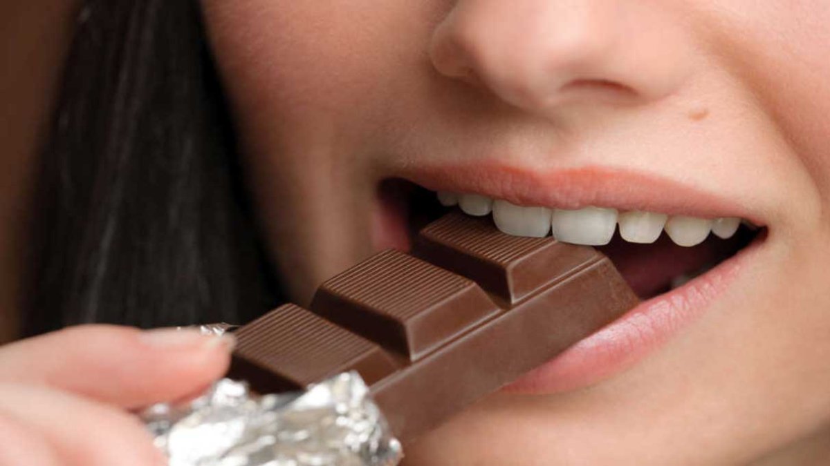 Что будет если съесть плитку шоколада. Сладости и зубы. Сладкое и зубы. Сладости вредные для зубов. Шоколадный зуб.