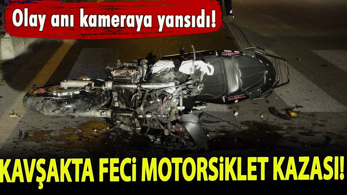 Kavşakta feci motorsiklet kazası! Olay anı kameraya yansıdı!