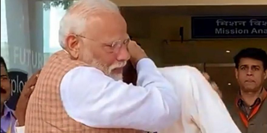 Hindistan Başbakanı ISRO Başkanı’nı böyle teselli etti