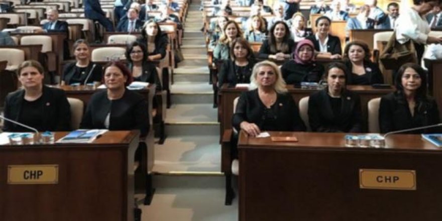 CHP’li kadınlardan kadın cinayetlerine 'siyah' protesto!