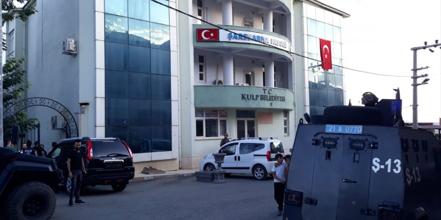 Hain saldırının ardından Kulp Belediyesi'nde ve HDP binasında arama