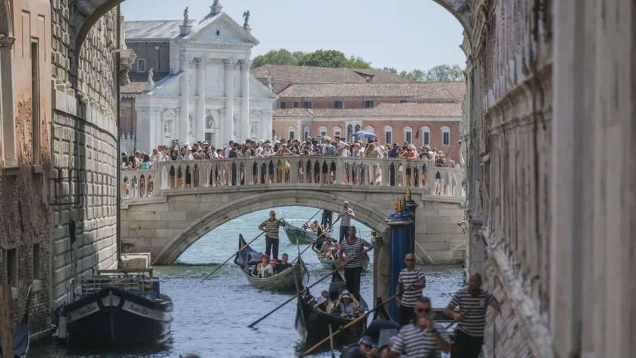 Venedik'te 25 kişiden fazla olan turist gruplarına giriş yasağı!