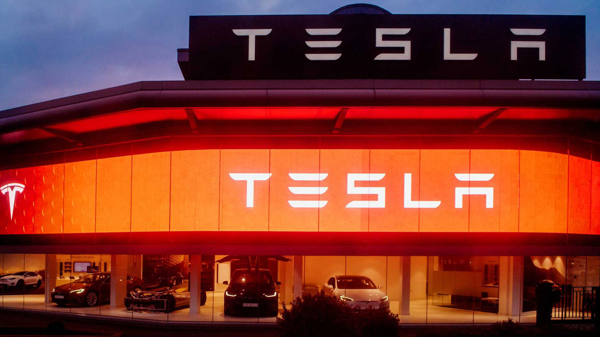 Tesla, kendi şirketini hackleyenlere 9 milyon TL ödül verdi!