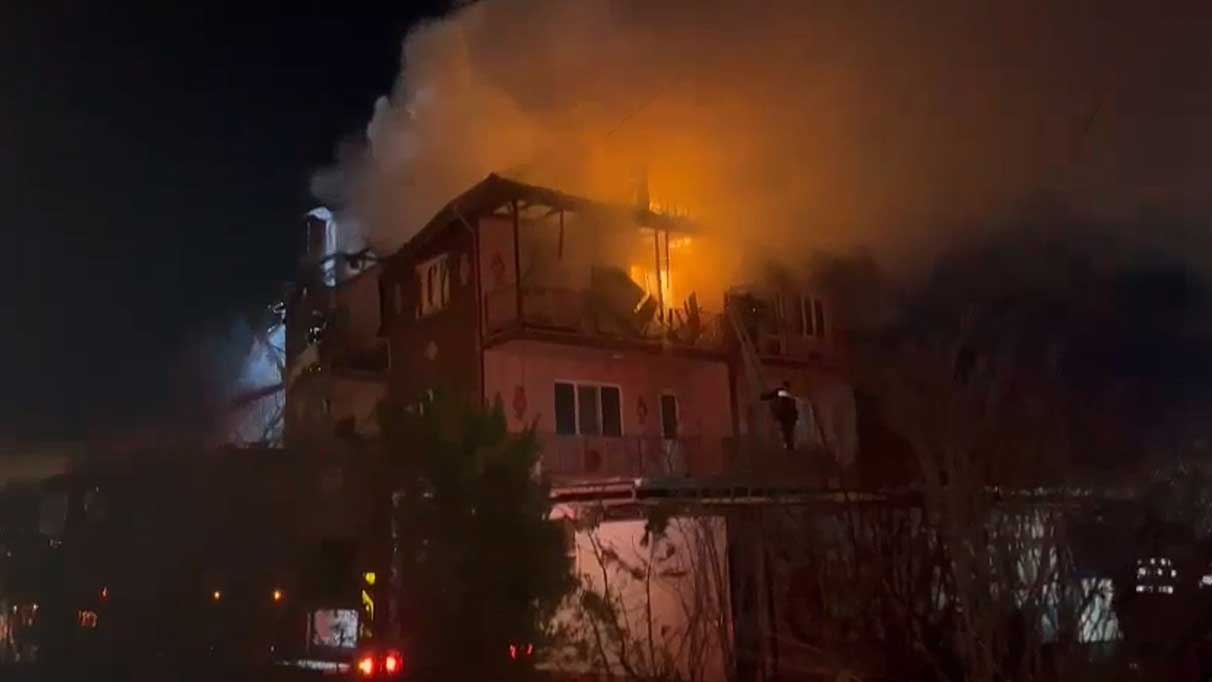 Burdur’da 3 katlı bina alev alev yandı