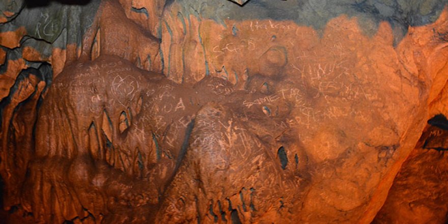 Türkiye'nin 4'üncü büyük mağarasının duvarları, yazı tahtasına döndü