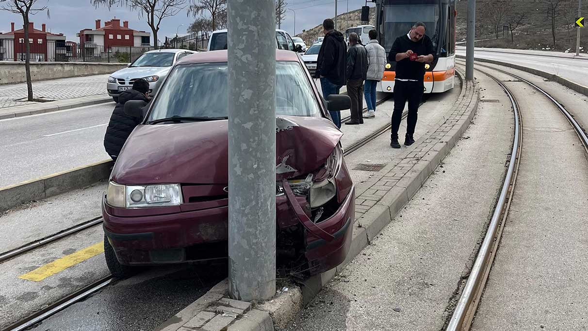 Eskişehir’de virajı alamayan otomobil tramvay yoluna girdi