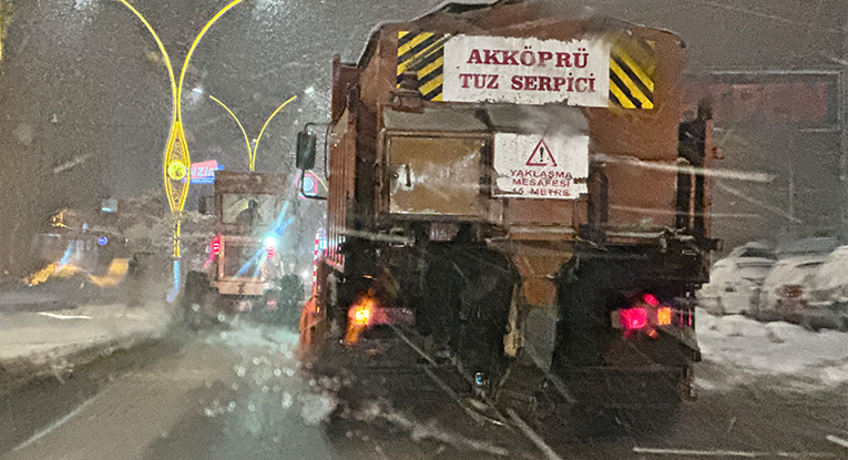 Kar yağışı Yüksekova-Esendere karayolunu ulaşıma kapattı