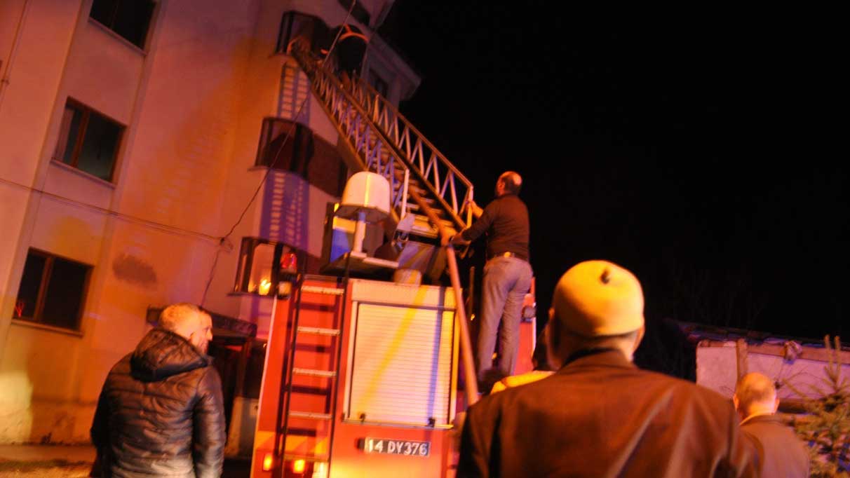 Bolu'da 4 katlı apartmanda yangın paniği