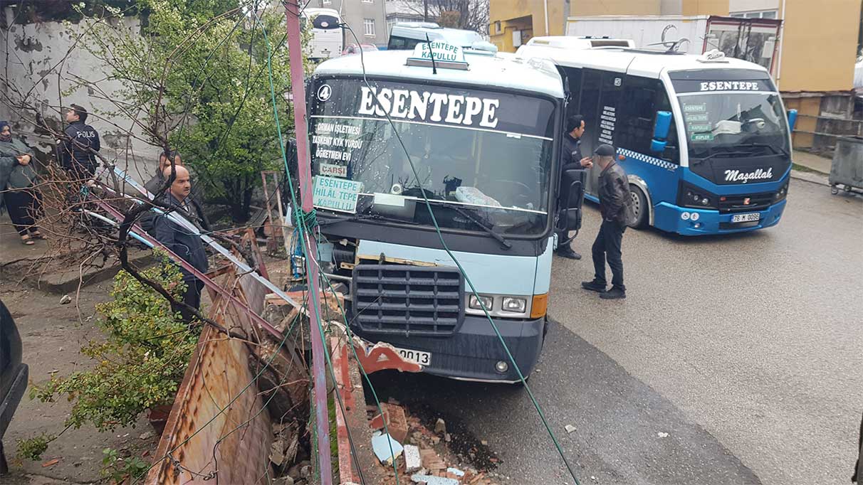 Karabük’te minibüs bahçe duvarına çarptı: 5 yaralı