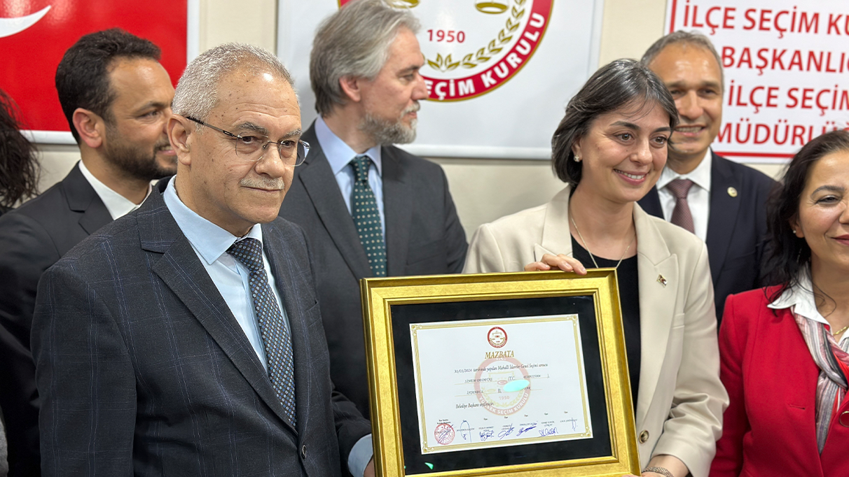 Üsküdar Belediye Başkanı Sinem Dedetaş mazbatasını aldı