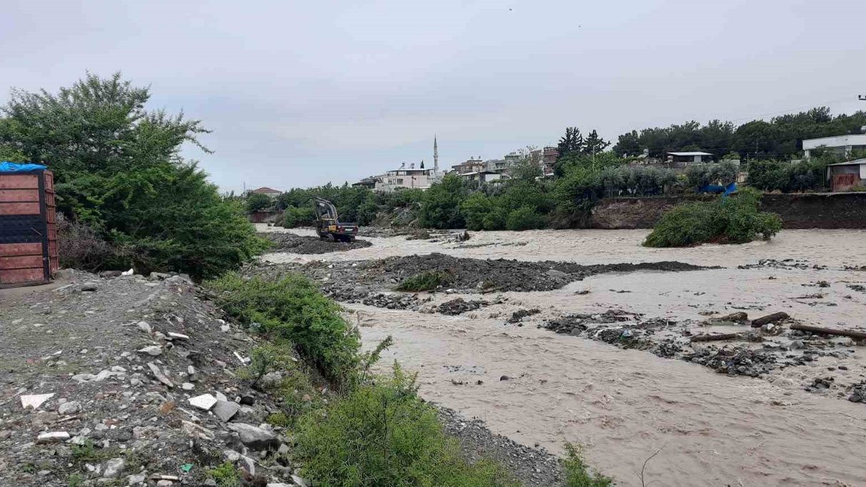 Kuvvetli yağışın etkili olduğu Hatay’da sel yolu ikiye böldü