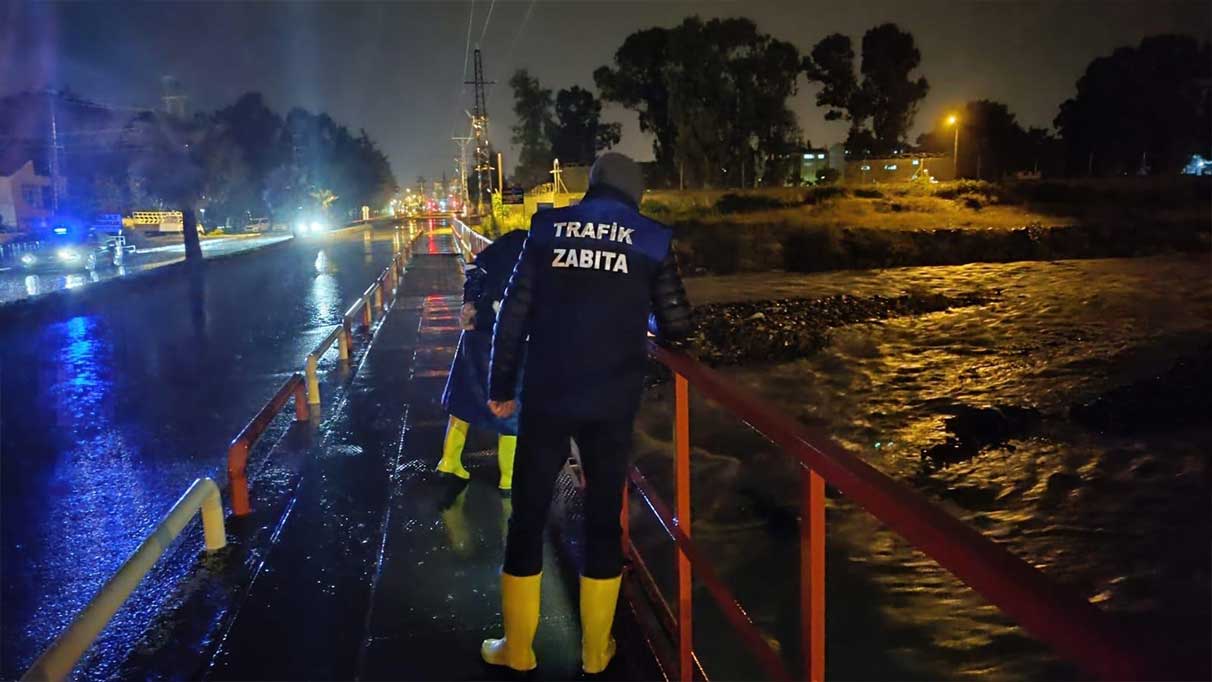 Hatay'da kuvvetli yağışlar nedeniyle caddeler göle döndü